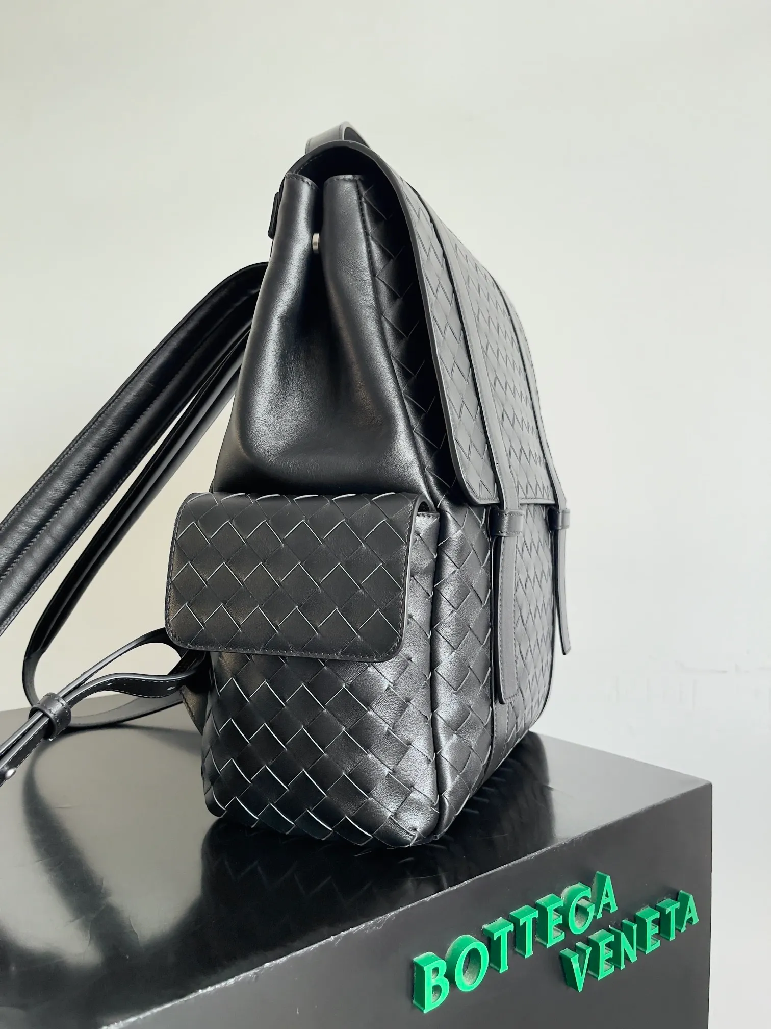 Batch 2560 Bottega Veneta's new Back To School backpack uses the iconic Intrecciato weaving leather process. Craftsmen use fine soft calfskin to weave it by hand. The weaving is tight and regular, and the texture is three-dimensional. The luster of the leather is super high-end, and the woven design of two different leathers creates a unique sense of layering. The flip-open design is equipped with two external flap pockets. It is super versatile whether it is for work, travel or daily life, and the capacity is also very practical.  The Back-To-School backpack is lighter than previous backpacks, and the space is large but not bulky. There are compartments for laptops and documents on the inner layer. The style is personalized, and it looks good and is easy to match. Carrying this backpack will double your chances of returning! Style number: 805971 Size: 39*31*14cm
